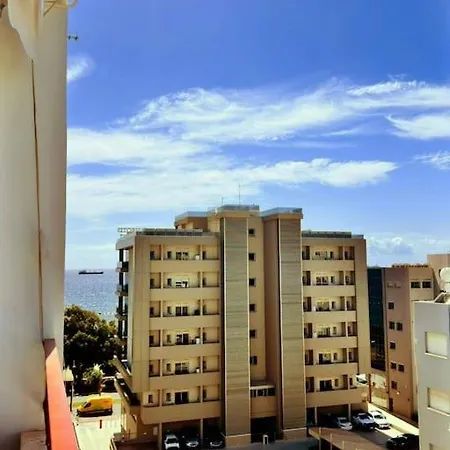 Beautiful One Bedroom 100 Meters From The Beach, Recently Renovated Apartamento