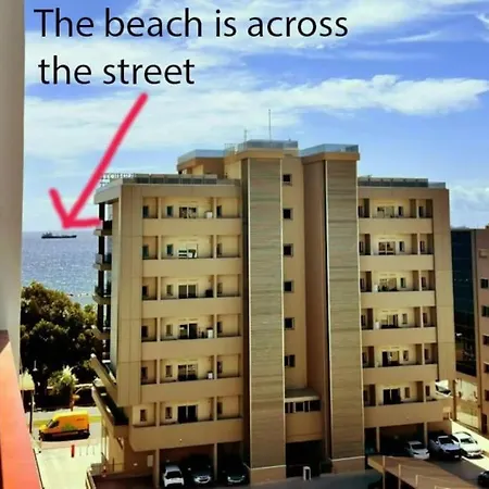 Beautiful One Bedroom 100 Meters From The Beach, Recently Renovated アパート