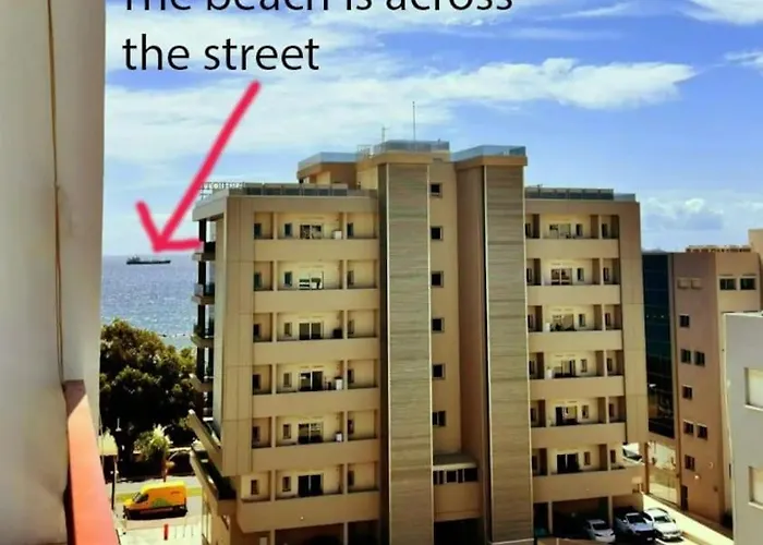 Beautiful One Bedroom 100 Meters From The Beach, Recently Renovated Appartement