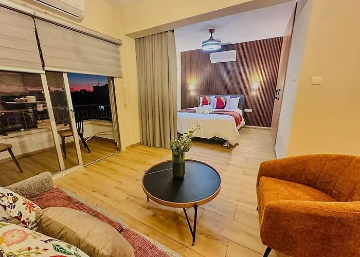 Beautiful One Bedroom 100 Meters From The Beach, Recently Renovated Appartement *