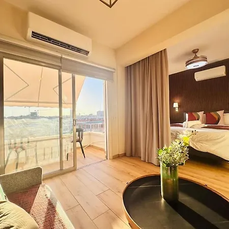 Beautiful One Bedroom 100 Meters From The Beach, Recently Renovated *