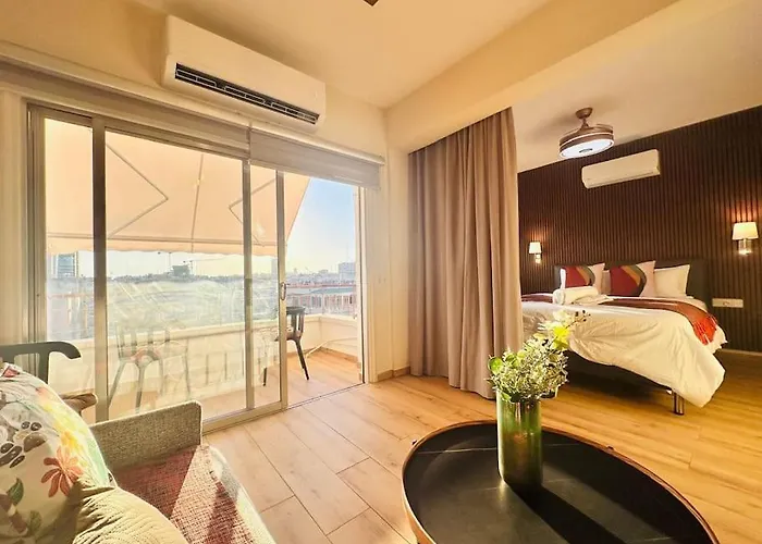 Beautiful One Bedroom 100 Meters From The Beach, Recently Renovated *